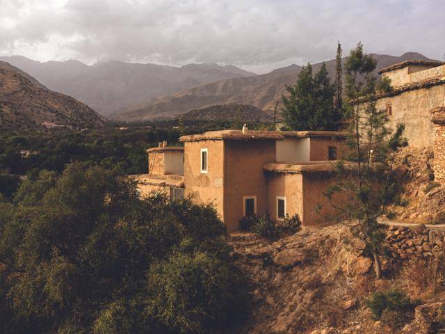 모로코 하이아틀라스산맥의 사막 정원이 감싼 흙집. 한길사 제공