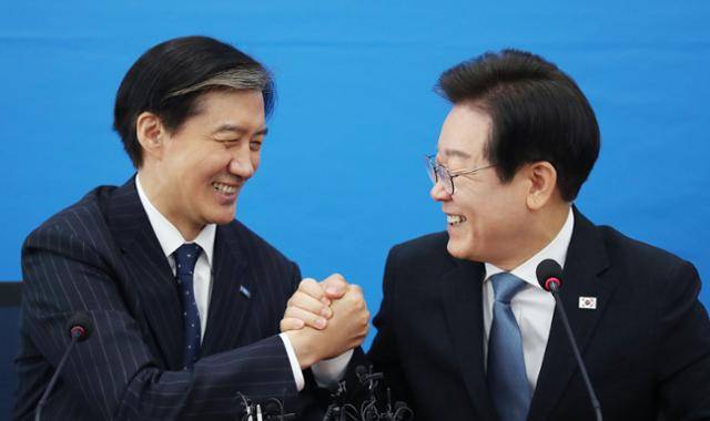 이재명 당시 더불어민주당 대표가 지난해 8월 21일 국회에서 조국 조국혁신당 대표와 만나 손을 맞잡고 있다. 고영권 기자