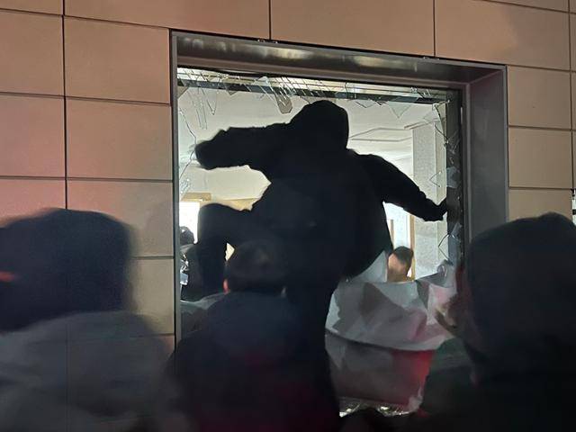 1월 19일 윤석열 전 대통령 지지자들이 서부지법 유리창을 깨고 법원 청사 안으로 침입하고 있다. 뉴스1