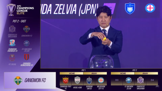 ▲ 박주호 해설위원이 15일 말레이시아 쿠알라룸푸르 AFC 하우스에서 열린 2025-2026 AFC 챔피언스리그 엘리트 리그 스테이지 대진 추첨식에서 공을 뽑고 있다. 아시아축구연맹 유튜브 캡처