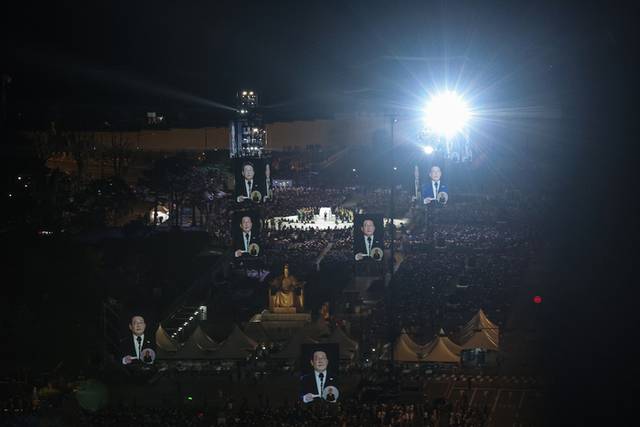 ▲ 이재명 대통령이 15일 서울 세종대로 광화문광장에서 열린 제21대 대통령 국민임명식 ‘광복 80년, 국민주권으로 미래를 세우다’ 행사에서 국민 대표 80인으로부터 ‘빛의 임명장’을 받은 뒤 감사 인사를 하고 있다. 연합뉴스