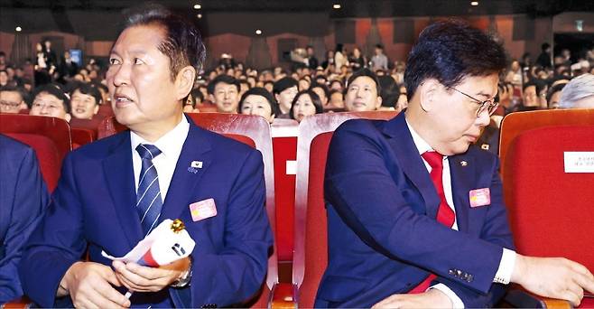 < 본체만체 > 정청래 더불어민주당 대표(왼쪽)와 송언석 국민의힘 비상대책위원장 겸 원내대표가 15일 서울 세종문화회관에서 열린 80주년 광복절 경축식에서 서로 다른 곳을 보고 있다.  /연합뉴스
