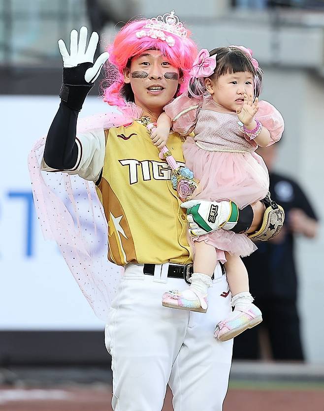 기아타이거즈 박찬호가 지난 7월 KBO 올스타전에서 딸과 함께 티니핑 퍼포먼스를 펼치고 있다. 뉴스1