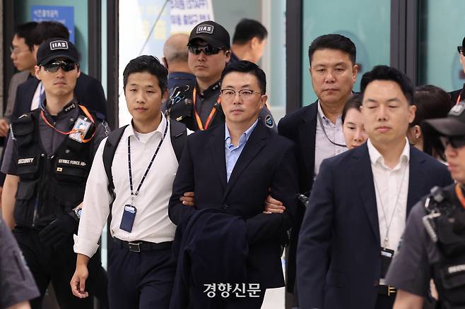 김건희 여사 일가의 집사로 알려진 김예성씨가 지난 12일 인천공항을 통해 입국한 뒤 김 여사를 수사하는 민중기 특검팀에 체포돼 이동하고 있다. 문재원 기자