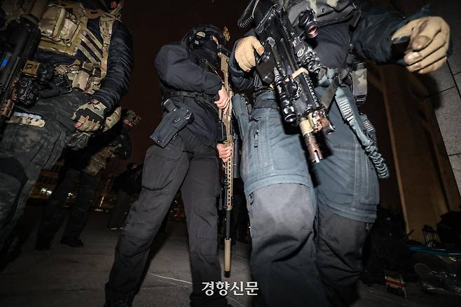 불법계엄이 선포된 지난해 12월4일 새벽 국회에 도착한 계엄군 사이에서 저격소총으로 무장한 군인이 국회 본청으로 향하고 있다. 성동훈 기자