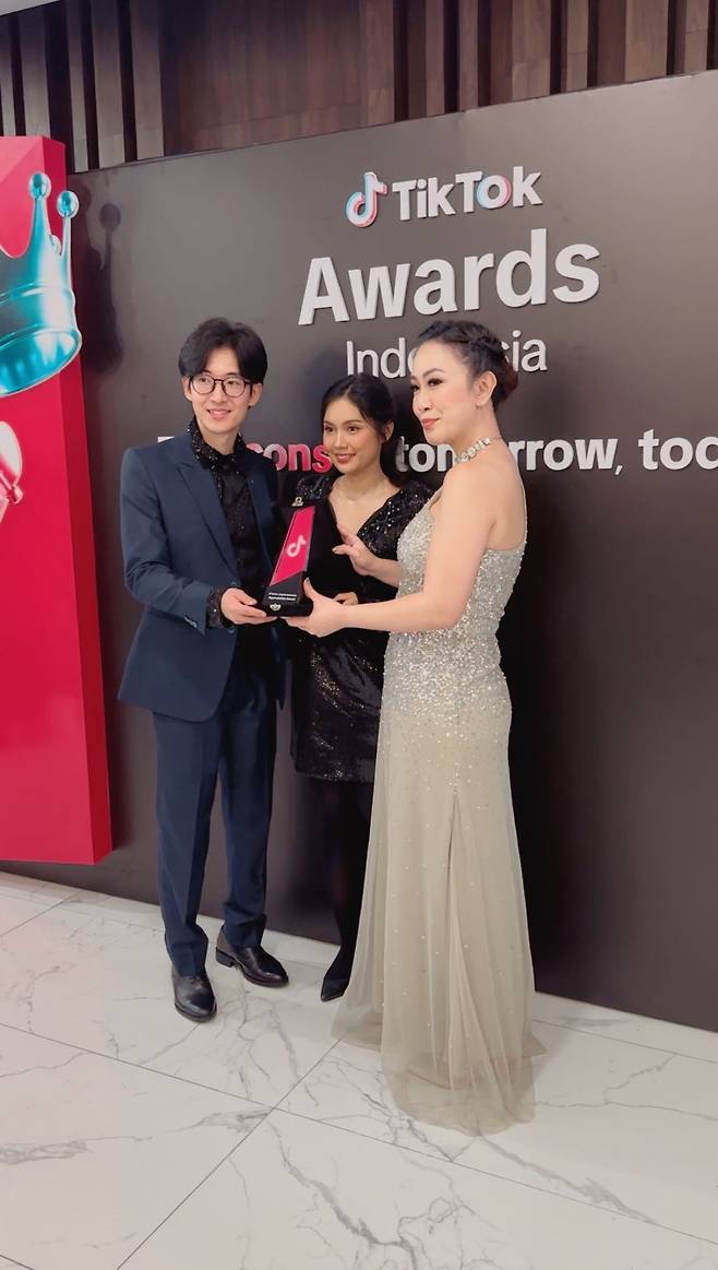 Kim Seung-woo (left) and Dea Sardiyana (second from left) attend the 2024 TikTok Awards Indonesia (Photo Courtesy of Kim, Sardiyana)
