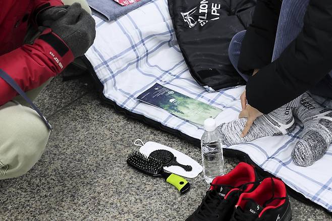 A homeless person at Seoul Station in a photo taken in 2024 [JOONGANG ILBO]