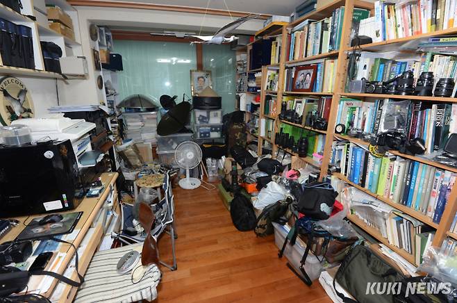 &nbsp;고 윤무부 교수의 '휘경동 자택 연구실 겸 집필실(2014년)' 전경각종 촬영장비와 필름, 슬라이드 북, 조류 관련 서적이 가득하다.(쿠키뉴스 DB)