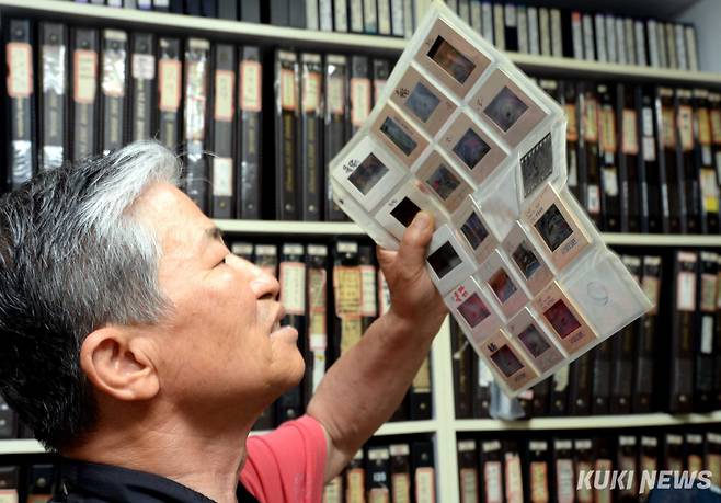 고 윤무부 교수가 자신이 촬영한 슬라이드를 살펴보고 있다.