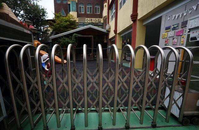 전국 어린이집과 유치원 등이 장기요양기관 같은 노인 돌봄시설로 속속 바뀌고 있다. 사진은 지난해 전북 전주의 한 어린이집 출입문이 닫혀 있는 모습. 연합뉴스