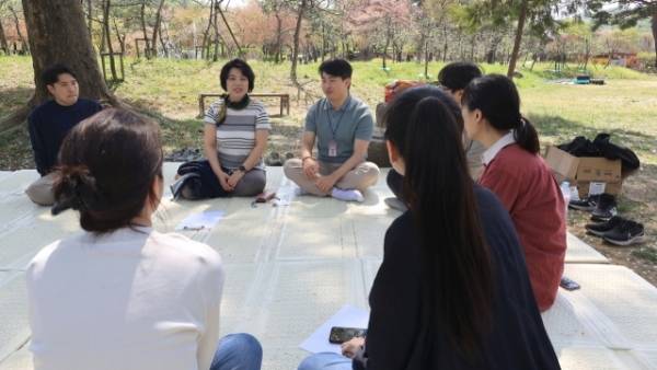 지난해 4월 열린 과천시 청년정책위원회 간담회에서 신계용 시장과 청년정책위원회 위원들이 소통하고 있다. 과천시 제공