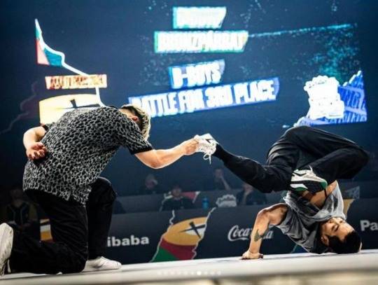 무대에서 브레이킹을 하는 모습