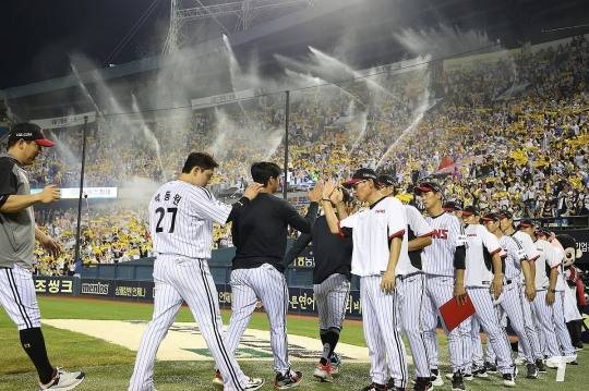 승리 후 기뻐하는 LG 선수단. / 사진=연합뉴스