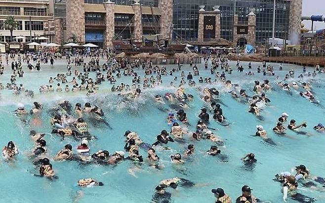 워터파크에서 물놀이를 즐기는 시민들 모습 [사진 = 연합뉴스]