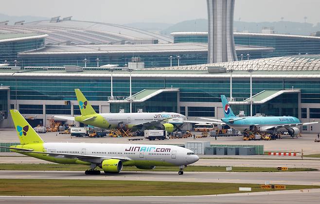 인천국제공항에 계류 중인 진에어와 대한항공 여객기. [사진= 연합뉴스]