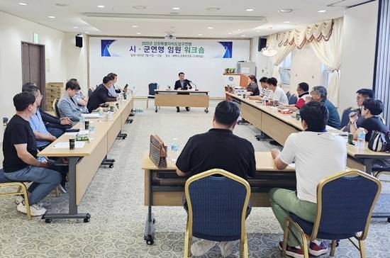 강원도당구연맹 권오종 회장 주재로 열린 워크숍에서 강원도내 9개 시군당구연맹 회장 등이 당구발전 방안에 대해 논의하고 있다. (사진=강원당구연맹)