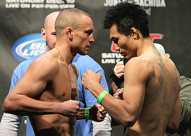 ‘코리안 좀비’ 정찬성이 2011년 12월 토론토 스코샤뱅크 아레나(당시 이름 에어 캐나다 센터) UFC 140 메인카드 제1경기 계체 통과 후 페더급 타이틀 도전자 출신 마크 호미닉과 마주 보고 있다. 사진=TKO