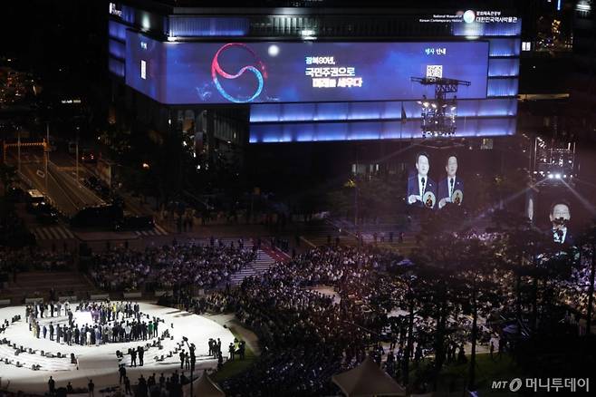 [서울=뉴시스] 김명원 기자 = 이재명 대통령이 15일 오후 서울 종로구 광화문 광장에서 열린 '광복 80년, 국민 주권으로 미래를 세우다' 제21대 대통령 국민 임명식에서 국민임명장을 받은 후 감사인사를 하고 있다. 2025.08.15. kmx1105@newsis.com /사진=김명원
