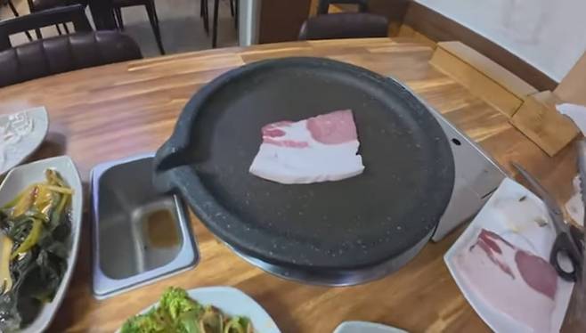 울릉도의 한 식당에서 판매되는 삼겹살. 비계 양이 너무 많은 것이 아니냐는 비판이 제기됐다. / 사진=여행 유튜버 '꾸준' 영상.