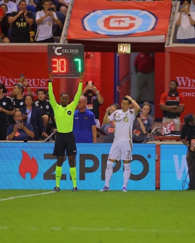 미국 프로축구 메이저리그사커(MLS) 로스앤젤레스FC(LAFC)의 손흥민이 지난 10일 시카고 파이어와의 원정 경기에서 후반 교체 투입을 기다리고 있다.  /사진=뉴시스(LAFC SNS 캡처)