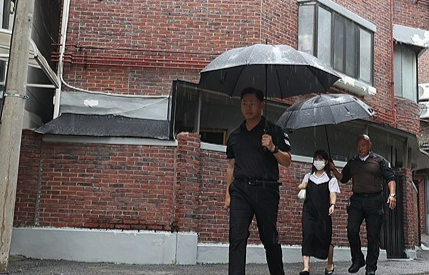 지난 2023년 9월 서울시가 스토킹 피해자 민간 경호 서비스를 시연하는 모습. 기사 내용과 직접적인 관계 없음. 연합뉴스.
