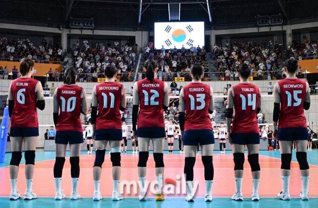 2025년 8월 16일 경상남도 진주실내체육관에서 '2025 코리아인비테이셔널 진주 국제여자배구대회' 대한민국과 일본의 경기가 열렸다. 대한민국 선수들이 국민의례를 하고 있다./진주=유진형 기자