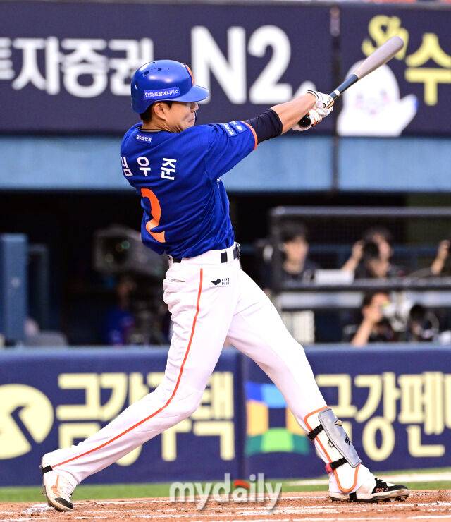 2025년 8월 8일 오후 서울 잠실구장에서 열린 '2025 신한 SOL뱅크 KBO 리그' 한화 이글스와 LG 트윈스의 경기한화 심우준이 5회초 선두타자 안타를 치고 있다./마이데일리