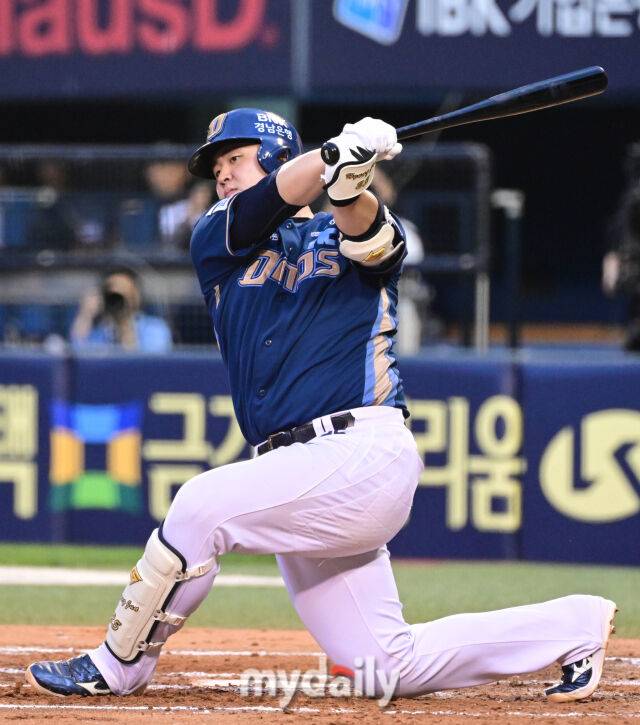 2025년 6월 19일 오후 서울 잠실구장에서 '2025 신한 SOL뱅크 KBO 리그' NC 다이노스와 LG 트윈스의 경기.NC 김형준이 5회초 1사 후 타격하고 있다./마이데일리
