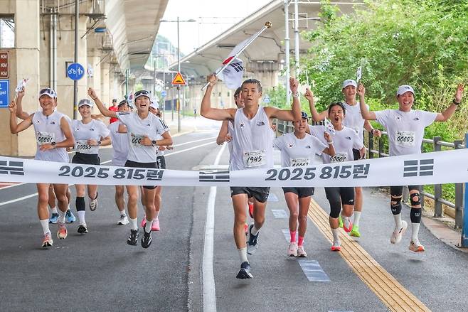 가수 션이 81.5km를 완주한 모습 [사진=한국해비타트 제공]