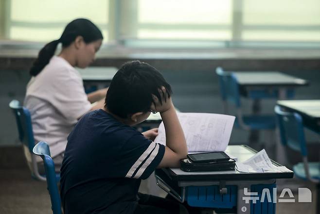 [서울=뉴시스] 정병혁 기자 = 지난 12일 서울 용산구 선린중학교에서 열린 2025년도 제2회 초등학교 졸업학력 검정고시에 참석한 수험생 모습. 2025.08.12. jhope@newsis.com