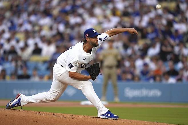 [로스앤젤레스=AP/뉴시스] LA 다저스의 클레이튼 커쇼가 16일(한국 시간) 미국 캘리포니아주 로스앤젤레스의 다저스타디움에서 벌어진 2025 메이저리그(MLB) 샌디에이고 파드리스와의 경기에 선발 등판해 역투하고 있다. 2025.08.16