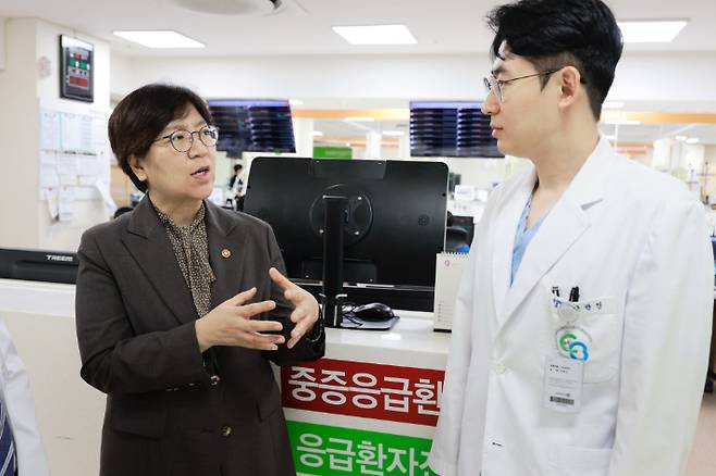 정은경 보건복지부 장관이 14일 청주 서원구 충북대학교병원 권역응급의료센터에 방문해 의료진을 격려하고 있다. 보건복지부 제공