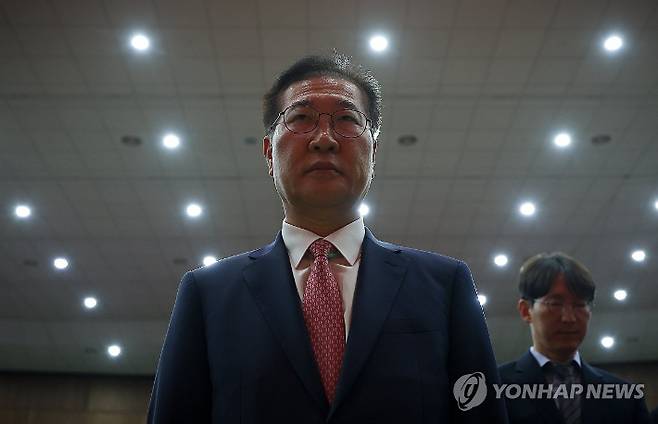 박성재 법무부 장관이 5일 정부과천청사 법무부에서 열린 이임식에서 호국영령에 대한 묵념을 마친 뒤 눈을 뜨고 있다. 연합뉴스