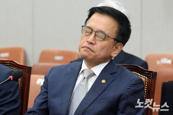 최상목 전 경제부총리 겸 기획재정부 장관이 서울 여의도 국회에서 열린 법제사법위원회의 기획재정부 장관 최상목 탄핵소추사건 조사 청문회에 출석해 굳은 표정을 짓고 있다. 윤창원 기자