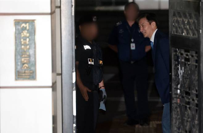 광복절 특사로 출소하는 조국 전 대표     (서울=연합뉴스) 김인철 기자 = 조국혁신당 조국 전 대표가 15일 서울 구로구 남부교도소에서 광복절 특별사면·복권 조치로 출소하며 교도소 관계자들과 인사하고 있다. 2025.8.15     yatoya@yna.co.kr (끝)   <저작권자(c) 연합뉴스, 무단 전재-재배포, AI 학습 및 활용 금지> 연합뉴스