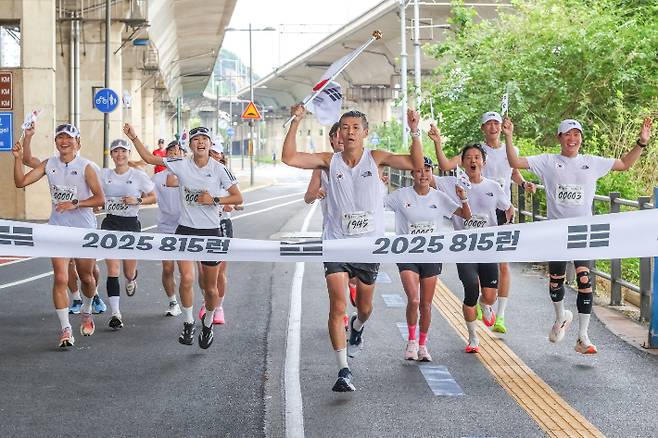 가수 션이 81.5km를 완주한 모습. 한국해비타트 제공