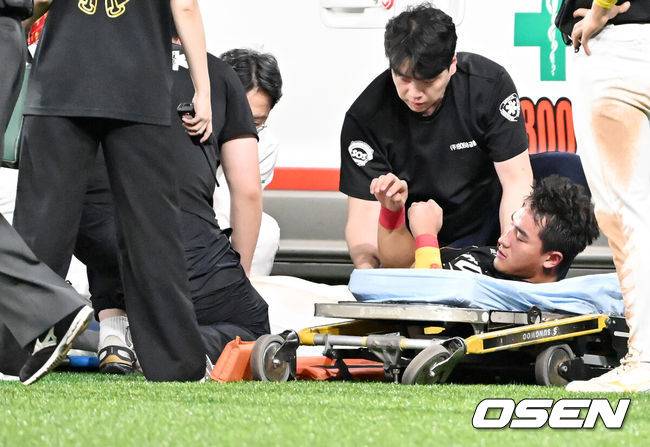 [OSEN=고척, 민경훈 기자] 15일 오후 서울 고척스카이돔에서 ‘2025 신한 SOL Bank KBO리그’ 키움 히어로즈와 KT 위즈의 경기가 열린다.키움은 메르세데스, KT는 고영표를 선발로 내세운다.8회말 1사 주자 1루 키움 카디네스의 우익수 왼쪽 안타때 타구를 캐치하려던 KT 우익수 안현민이 발목 부상을 당하며 들것에 실려나가고 있다. 025.08.15 / rumi@osen.co.kr