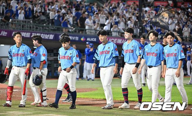 [OSEN=부산, 이석우 기자] 15일 부산 사직야구장에서 2025 신한 SOL 뱅크 KBO 리그 롯데 자이언츠와 삼성 라이온즈의 경기가 열렸다. 홈팀 롯데는 이민석이, 방문팀 삼성은 가라비토가 선발 출전했다.롯데 자이언츠 선수들이 삼성 라이온즈에 4-10으로 패하며 7연패 늪에 빠지고 아쉬운 인사를 하고 있다. 2025.08.15 / foto0307@osen.co.kr