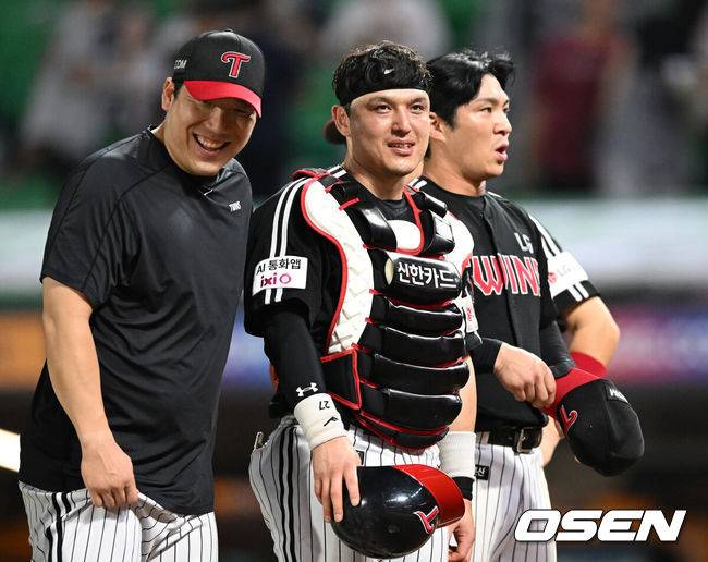 [OSEN=인천, 이대선 기자] LG는 15일 인천 SSG랜더스필드에서 열린 2025 신한 SOL뱅크 KBO리그 원정 경기에서 SSG에 5-3으로 이겼다.경기 종료 후 LG 박동원이 동료들과 승리의 기쁨을 나누고 있다. 2025.08.15 /sunday@osen.co.kr