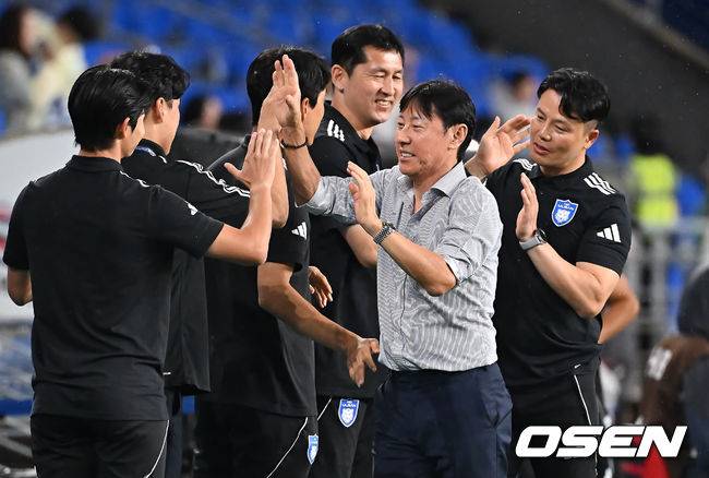 [OSEN=울산, 이석우 기자] 9일 울산 문수축구경기장에서 하나은행 K리그1 2025 울산 HD와 제주SK의 경기가 열렸다.  신태용 감독이 울산 HD 데뷔전이자 13년 만의 K리그 복귀 경기에 나섰다. 울산 HD 신태용 감독이 1-0으로 승리한 후 코치진과 기쁨을 나누고  있다. 2025.08.09 / foto0307@osen.co.kr