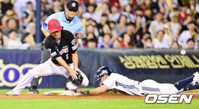 [OSEN=잠실, 박준형 기자] 15일 오후 서울 잠실구장에서 ‘2025 신한 SOL BANK KBO리그’ 두산 베어스와 KIA 타이거즈의 경기가 진행됐다.이날 두산은 잭로그를, KIA는 김도현을 선발투수로 내세웠다. 9회말 2사 2루 두산 오명진의 타석때 박민 3루수가 한준수 포수의 실책 송구를 놓치고 있다.   2025.08.15 / soul1014@osen.co.kr