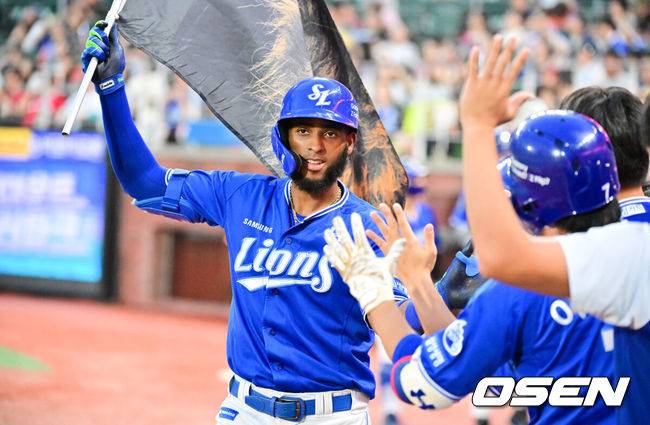 [OSEN=문학,박준형 기자] 5일 오후 인천 문학 SSG 랜더스 필드에서 ‘2025 신한 SOL BANK KBO리그’ SSG 랜더스와 삼성 라이온즈의 경기가 진행됐다.이날 SSG은 문승원을, 삼성은 최원태를 선발투수로 내세웠다.4회초 무사 1,2루 삼성 디아즈가 역전 3점 홈런을 날리고 동료들의 축하를 받고 있다.   2025.08.05 / soul1014@osen.co.kr