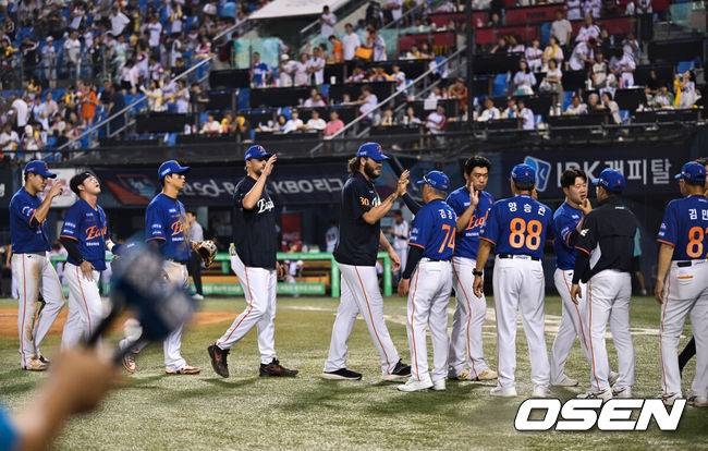 [OSEN=조은정 기자] 한화 선수단이 승리를 기뻐하고 있다. 2025.08.10 /cej@osen.co.kr
