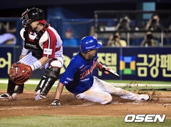 [OSEN=잠실, 조은정 기자]10일 오후 서울 잠실구장에서 ‘2025 신한 SOL Bank KBO리그’ LG 트윈스와 한화 이글스의 경기가 열렸다.LG는 손주영, 한화는 문동주를 선발로 내세웠다.9회초 2사 3루 한화 심우준이 리베라토 희생타에 득점을 올리고 있다. 2025.08.10 /cej@osen.co.kr