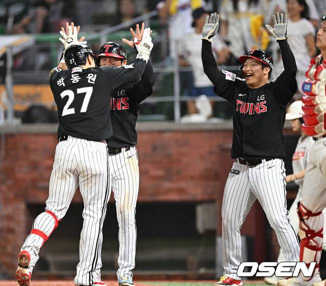 [OSEN=인천, 이대선 기자] 15일 오후 인천 SSG랜더스필드에서 2025 신한 SOL Bank KBO리그 SSG 랜더스와 LG 트윈스의 경기가 열렸다.SSG는 화이트, LG는 치리노스를 선발 투수로 내세웠다.8회초 2사 1,2루에서 LG 박동원이 좌월 스리런 홈런을 치고 홈에서 환호하고 있다. 2025.08.15 /sunday@osen.co.kr