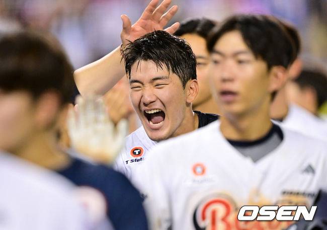 [OSEN=잠실, 박준형 기자] 연장 11회말 두산 안재석이 끝내기 홈런을 날리고 동료들의 축하를 받고 있다   2025.08.15 / soul1014@osen.co.kr