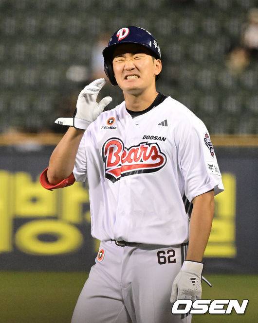 [OSEN=잠실, 지형준 기자]7회말 2사 1,2루에서 두산 안재석이 2루땅볼로 물러나며 아쉬워하고 있다. 2025.08.12 / jpnews@osen.co.kr