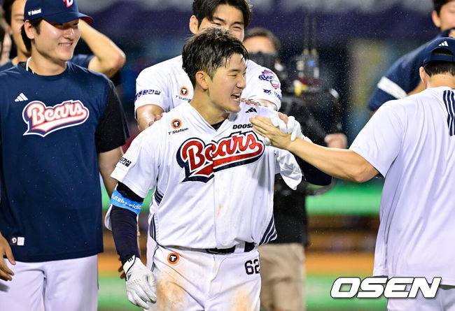 [OSEN=잠실, 박준형 기자] 15일 오후 서울 잠실구장에서 ‘2025 신한 SOL BANK KBO리그’ 두산 베어스와 KIA 타이거즈의 경기가 진행됐다.이날 두산은 잭로그를, KIA는 김도현을 선발투수로 내세웠다. 연장 11회말 두산 안재석이 끝내기 홈런을 날리고 동료들의 축하를 받고 있다   2025.08.15 / soul1014@osen.co.kr