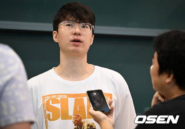 [OSEN=인천공항, 조은정 기자]한국 남자 농구 대표팀 이현중, 여준석, 박지훈이 2025 국제농구연맹(FIBA) 아시아컵을 마치고 16일 오후 인천공항을 통해 귀국했다.안준호 감독이 이끄는 한국 남자 농구 대표팀은 지난 14일 (한국시간) 사우디아라비아 제다의 킹 압둘라 스포츠 시티에서 열린 2025년 국제농구연맹(FIBA) 아시아컵 8강전에서&nbsp;중국에 71-79로 패하며 4강 진출에 실패했다.대표팀 이현중이 취재진과 인터뷰를 하고 있다. 2025.08.16 /cej@osen.co.kr