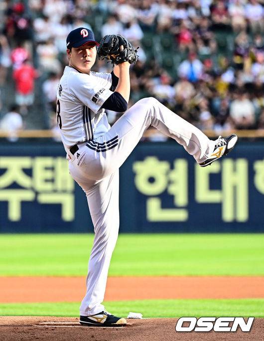[OSEN=잠실, 지형준 기자] 16일 서울 잠실구장에서 ‘2025 신한 SOL Bank KBO리그’ 두산 베어스와 KIA 타이거즈의 경기가 열렸다.두산은 최승용, KIA는 이의리를 선발로 내세웠다.1회 두산 최승용이 역투하고 있다. 2025.08.16. / jpnews@osen.co.kr